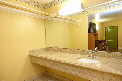 Tropic Lodge image 19